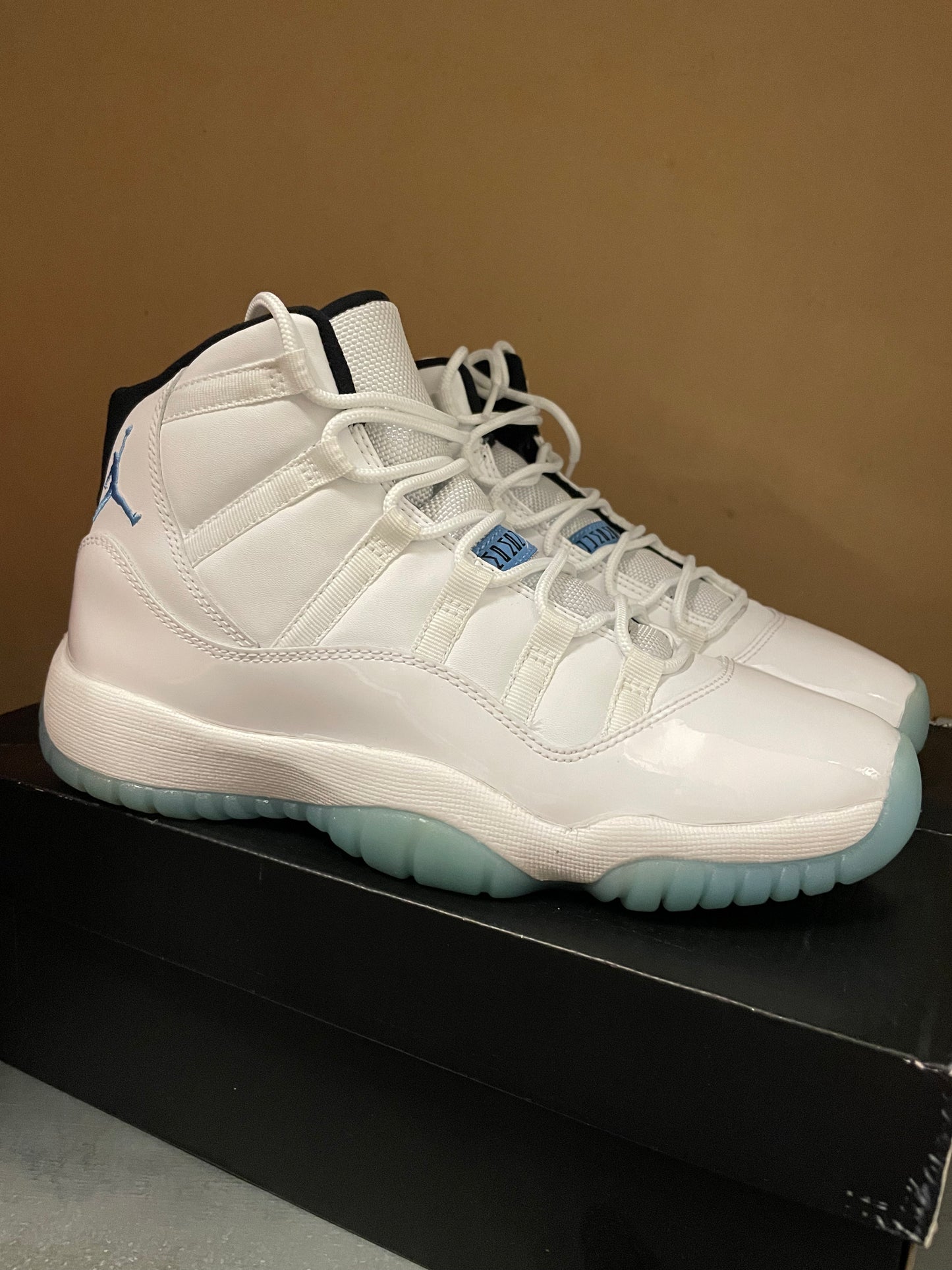 Air Jordan 11 GS “Legend Blue” (Pre-Owned)